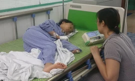 Bé Hồng Minh đang được mẹ chăm sóc tại bệnh viện