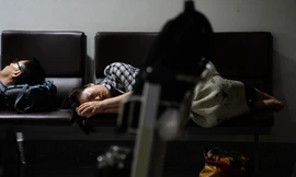 Muôn kiểu ngủ đêm ở sân bay hiện đại nhất Việt Nam