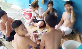 Nhóm người tụ tập ăn nhậu dù địa phương đang giãn cách xã hội