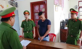 Tuyn bị tống đạt quyết định khởi tố, bắt tạm giam