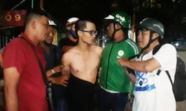 Nguyễn Văn Châu (cởi trần) bị các "hiệp sĩ" bắt giao công an