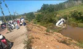 Phát hiện cô gái trong ô tô đang chìm xuống nước