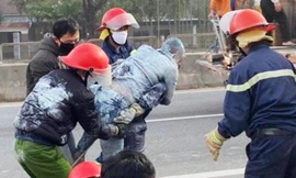 Dùng xe cẩu cứu tài xế kẹt trong cabin bẹp dúm