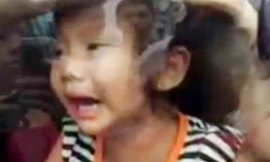 Hai cháu nhỏ òa khóc khi bị 3 người đàn ông nhấc bổng lên ôtô tại chợ phường Ngọc Thụy (Long Biên, Hà Nội).
