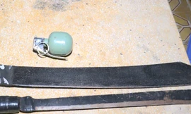 Hai cây mã tấu cùng quả lựu đạn giả được cảnh sát tạm giữ