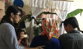 Chị Dương cố tỏ ra bình tĩnh để gặp hai người nhận giác mạc của con gái mình.