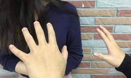 Bị phạt 200.000 đồng vì sờ ngực bà hàng xóm