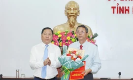 Chủ tịch UBND tỉnh Bình Định Nguyễn Phi Long trao quyết định bổ nhiệm cho ông Trần Văn Thanh (bên phải)