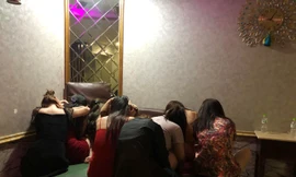 Các tiếp viên tại quán massage bị kiểm tra