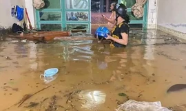 Đường phố Lào Cai biến thành sông, nhà dân nước ngập ngang người