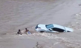 Nghẹt thở giây phút cứu thầy giáo trong xe bán tải bị nước cuốn trôi