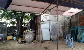 Quán nước nơi người mẹ sống cùng con và bạn trai