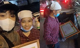 Thấy mẹ nhặt ve chai trên phố Hà Nội, chàng trai bí mật tới khoe giấy khen