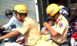 Hình ảnh 2 chiến sĩ CSGT đưa bé trai đi cấp cứu nhận được sự nhiều lời khen ngợi từ người dân