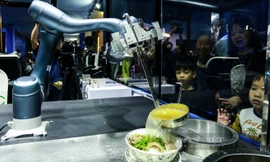 Người Hà Nội tiếp tục được trải nghiệm 'Robot nấu phở' tại phố cổ Hà Nội
