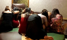 Đột kích quán karaoke, phát hiện tiếp viên nữ khỏa thân trong phòng hát