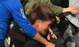 Hai nam thanh niên đến nhà bạn gái chúc Tết bị cả làng vây đánh