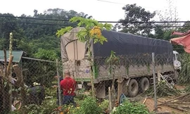 Chiếc xe tải lao thẳng vào sân vườn của nhà dân. Ảnh: Laocai