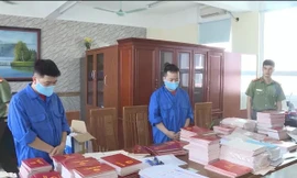 Hai đối tượng Dương Hữu Hưng và Dương Văn Lạng (áo xanh) cùng tang vật