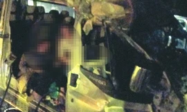 Ô tô chở 13 khách tông vào xe tải đậu ven đường, nhiều người bị thương