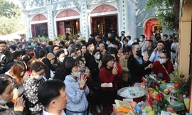 Mọi ngả đường hướng về phủ Tây Hồ tắc cứng, người đi lễ đông nghịt