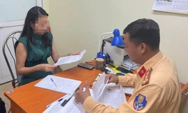 Nữ tài xế lái ô tô đi ngược chiều ở Hà Nội để 'tránh tắc đường'