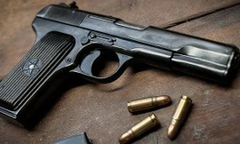 Chủ hãng nước đá móc súng dọa bắn nữ nhân viên