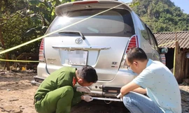 Cảnh sát khám nghiệm chiếc xe Hiến lái đâm vào cảnh sát. Ảnh: Công an cung cấp