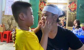 Vợ công nhân tử vong dưới cống TPHCM: 'Con bảo cha ăn nấm độc nên xỉu'