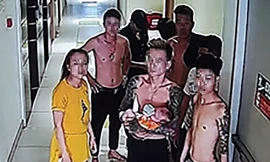 Qua camera an ninh, thời điểm căn hộ phát hỏa có chín người (bảy nam, hai nữ) ở bên trong. Những người này phát hiện khói lửa nên đóng cửa bỏ chạy. Ảnh cắt từ clip