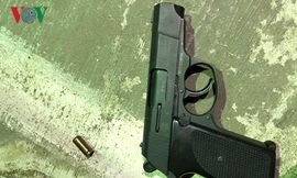 Khẩu súng người đàn ông rút ra thị uy