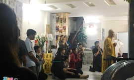 Người thân khấn vái, cầu siêu cho Tuyết