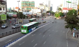 Sáng 2/9, ngày đầu tiên của kỳ nghỉ lễ Quốc khánh, đường phố trung tâm thủ đô Hà Nội không còn cảnh nhộn nhịp, ồn ã thường nhật. Phố Láng Hạ luôn ùn tắc vào giờ cao điểm buổi sáng, hôm nay vắng vẻ