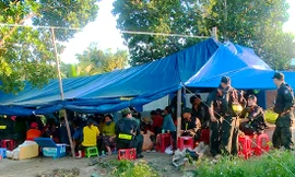 Sòng bạc được tổ chức trong các lều giữa cánh đồng. Ảnh: Công an cung cấp