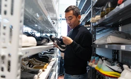 Kiếm gần tỷ đồng dịp Tết nhờ 'spa' giày, túi xách hàng hiệu ở Hà Nội