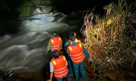 Thủy điện xả nước, 5 người mắc kẹt giữa sông Đồng Nai