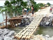 Hà Nội vá 8m đê vỡ ở Chương Mỹ khi nước rút