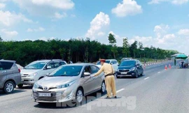 Bình Dương lập chốt chặn tại các cửa ngõ nhưng không ‘ngăn sông cấm chợ’