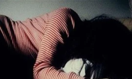 Đang ngủ với con trong phòng trọ, người mẹ bị khống chế hiếp dâm
