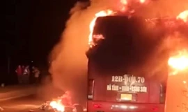 30 khách hoảng hốt bỏ chạy khi xe giường nằm bất ngờ cháy ngùn ngụt trên quốc lộ