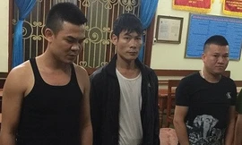 3 trong số 6 người trong đường dây đánh bạc công nghệ cao qua mạng bị cảnh sát bắt giữ. Ảnh: C.A.