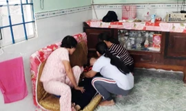 Chị Phương đau đớn, ngã quỵ trong vòng tay người thân