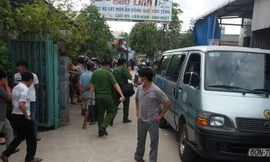 Người dân tụ tập theo dõi lực lượng chức năng khám nghiệm hiện trường