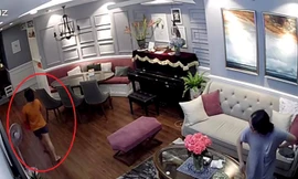 Hình ảnh nữ giúp việc (áo cam) ra khỏi nhà. Ảnh trích xuất camera