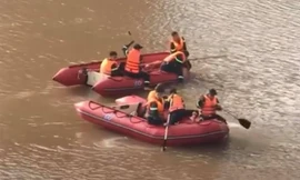 Lực luượng chức năng huy động phương tiện, nhân lực tìm kiếm thi thể nạn nhân. Ảnh: TL