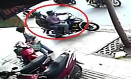 Hà Nội: Người phụ nữ bị giật túi tiền gần nửa tỷ trước cửa ngân hàng