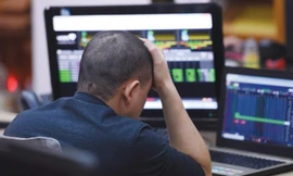 Áp lực bán xuất hiện cuối phiên, nhà đầu tư thận trọng bắt đáy