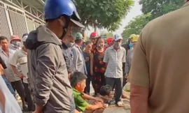 Đuổi bắt kẻ chém phụ nữ trong quán cà phê