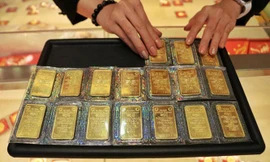 Giá vàng thế giới lao dốc, thấp hơn trong nước gần 18 triệu đồng/lượng 