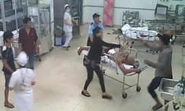 Côn đồ cầm dao xông vào bệnh viện Gia Định chém người